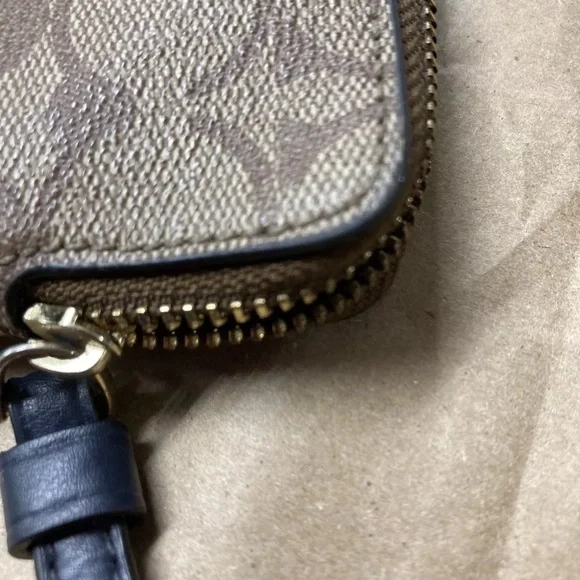 Coach Wristlet Signature Center Stripe - Picture 4 of 4